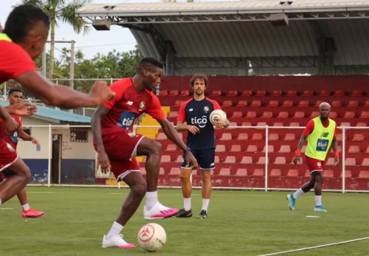 El delantero José Fajardo domina el balón con la pierna derecha durante los entrenamientos de la selección. Foto:Fepafut