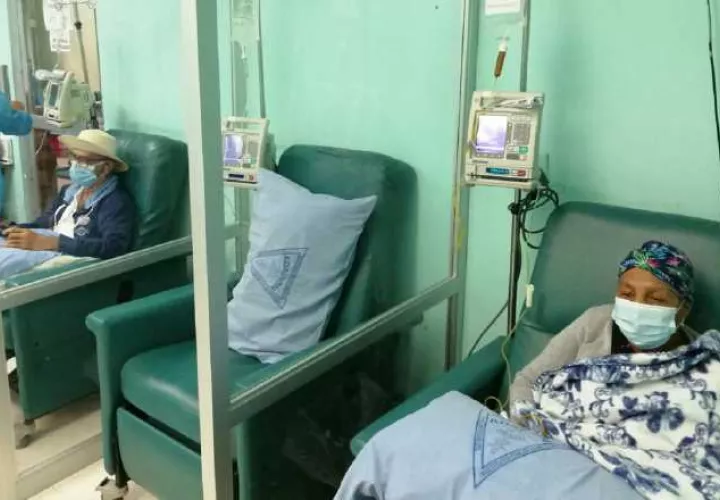 Pacientes en la sala de quimioterapia de Instituto Nacional Oncógico