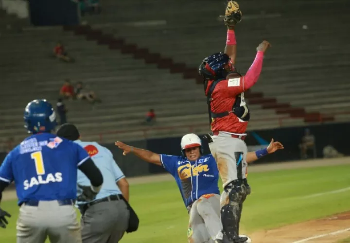 Colón y Panamá Metro abren el torneo mayor de béisbol. Foto: Anayansi Gamez