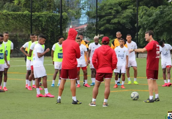 Thomas Christiansen (der.) habla con los jugadores. Foto:Fepafut
