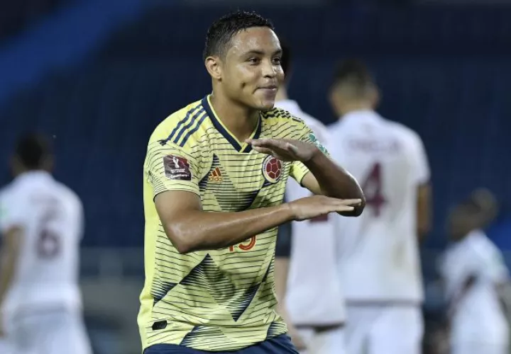 Luis Muriel de Colombia celebra uno de sus goles. Foto:EFE 