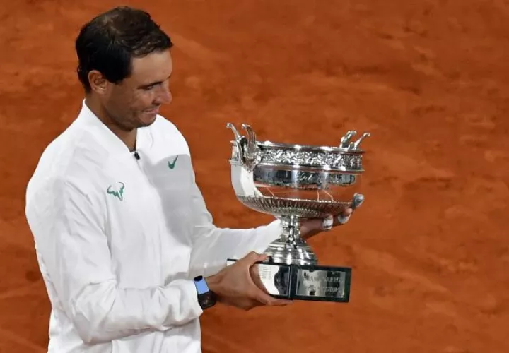 Rafael Nadal festeja su triunfo en el Roland Garros. Foto:EFE