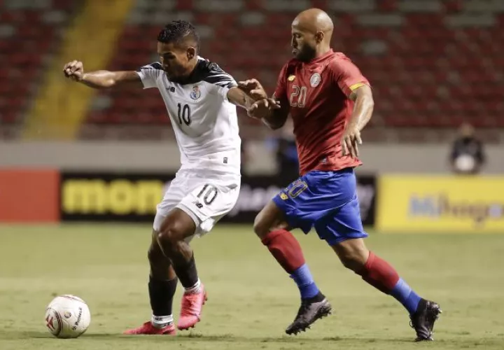 Miguel Camargo de Panamá (izq.) y Ricardo Blanco de Costa Rica durante el partido del viernes en San José. Foto: EFE.