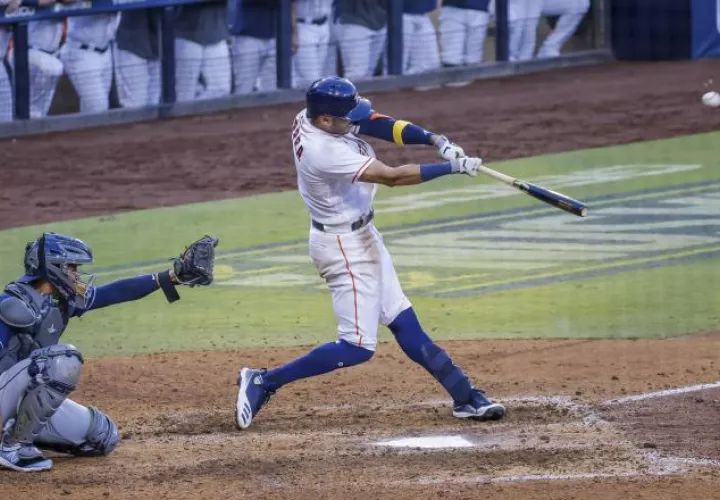 Carlos Correa pega su cuadrangular en el cierre de la novena entrada.