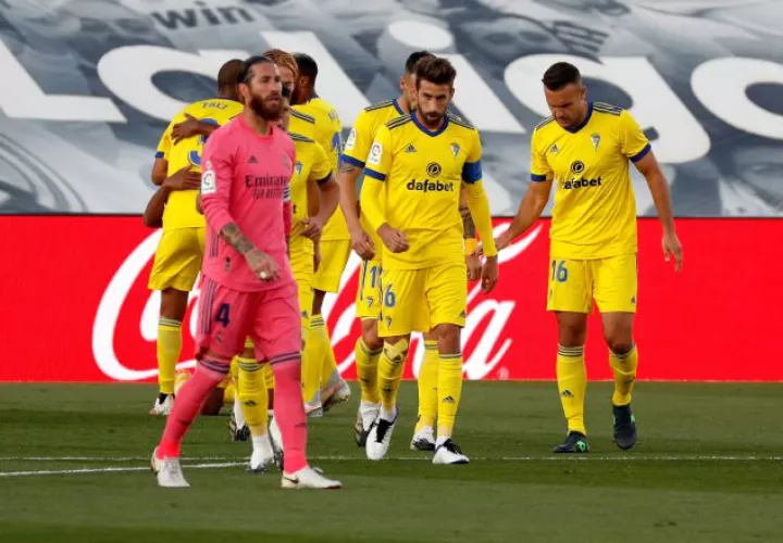 Jugadores del Cádiz festejan, ante Sergio Ramos del Real Madrid. Foto:EFE