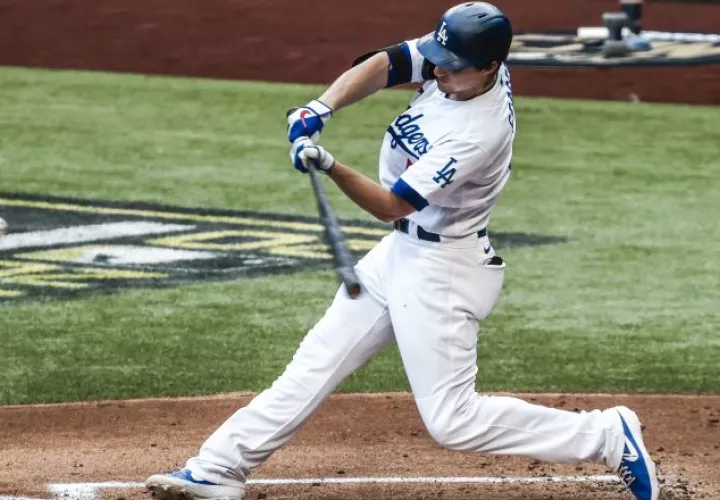 Corey Seager pegó un jonrón. Foto:EFE