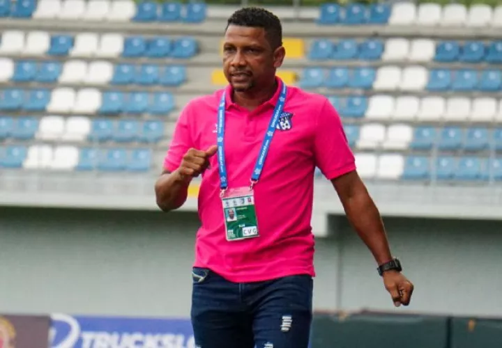 Julio Medina III, técnico del Árabe Unido. Foto:Jugadores del Arabe Unido. Foto:@ArabeUnido