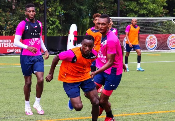 Los jugadores del CAI en sus entrenamientos, José Fajardo (izq.) Alexis Palacios con el balón (cent.) y Jiovany Ramos (der.). Foto:@CAIpanama
