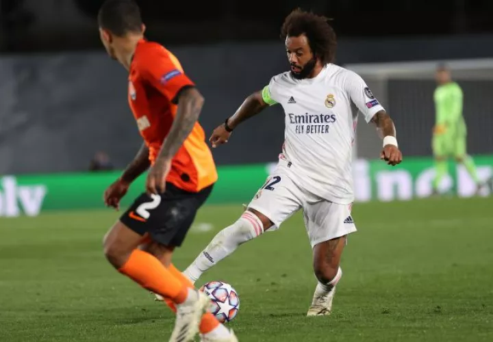 Marcelo del Real Madrid (der.) pelea un balón con el defensa brasileño del Shakhtar. Foto:EFE
