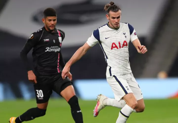 El panameño Andrade marca a Gareth Bale del Tottenham. Foto:EFE 