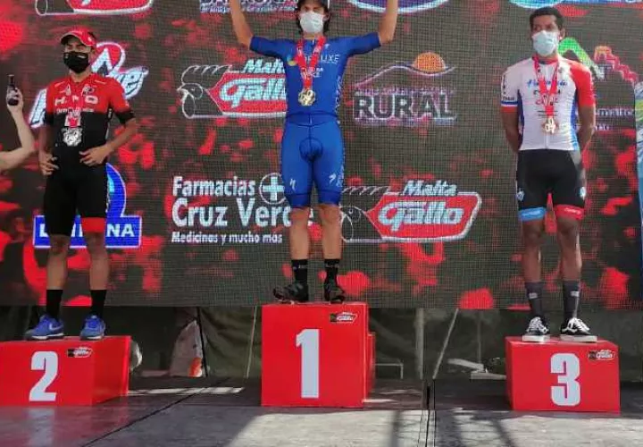 Christopher Jurado de Panamá (der.) quedó en el tercer lugar de la primera etapa de la Vuelta a Guatemala. Foto:Fedebeis