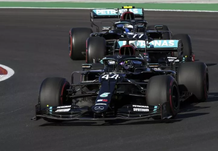Lewis Hamilton en la pista en Portugal. Foto:EFE