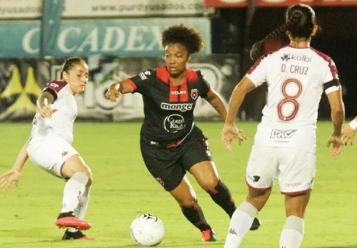 Marca Cox  (cent.) en el partido contra Saprissa. Foto:@ldacr