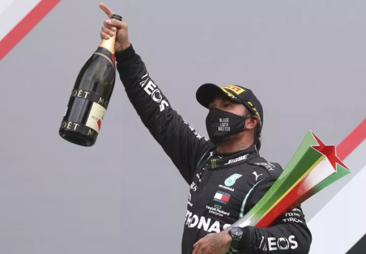Lewis Hamilton festeja el haber ganado el GP de Portugal. Foto:EFE