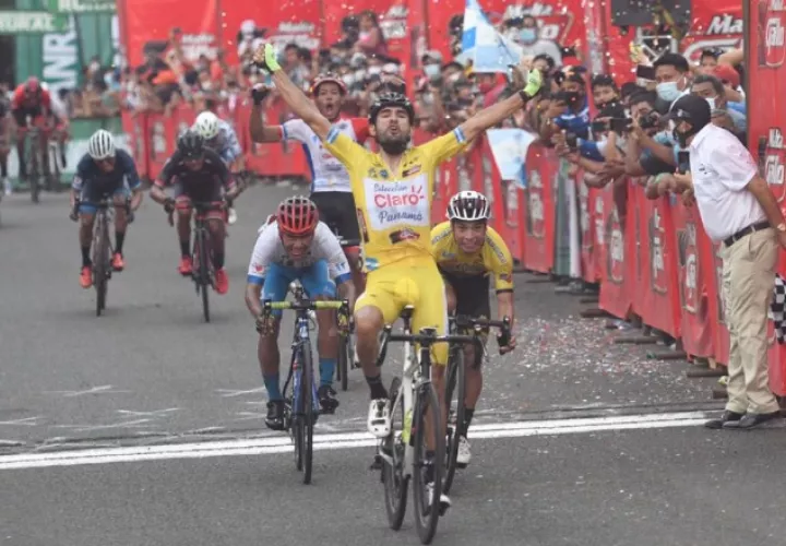 Roberto González alza las manos a cruzar la meta, atrás le sigue Christopher Jurado con el mismo gesto. Foto: @EUDeportes