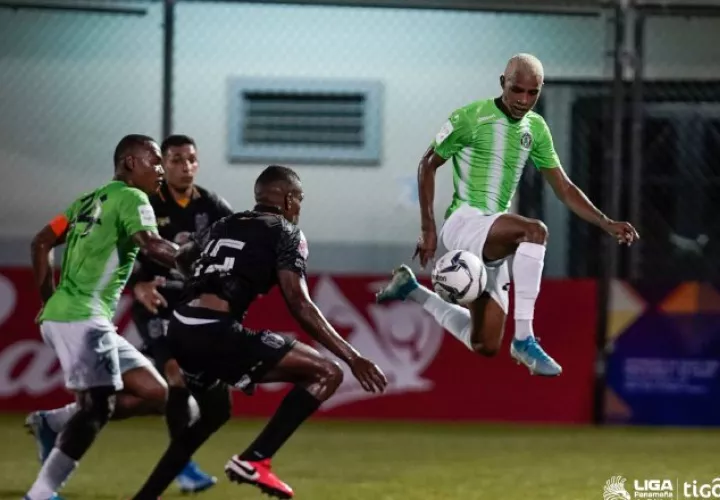 César Medina (izq.), anotó el gol del equipo verde del Alianza. Foto:LPF