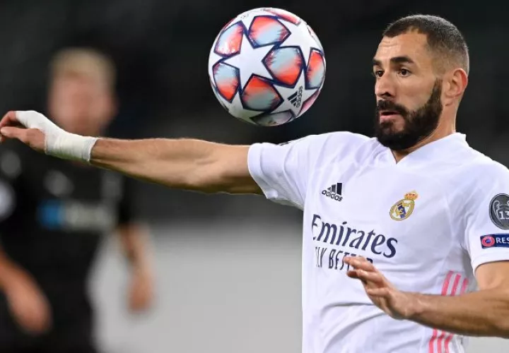 Karim Benzema del Real Madrid contra el balón. Fotto:EFE