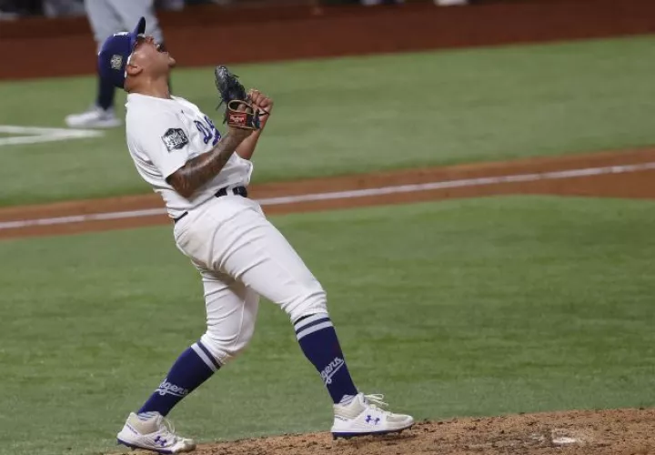 El mexicano Julio Urías se destacó en los juegos de postemporada. Foto:EFE