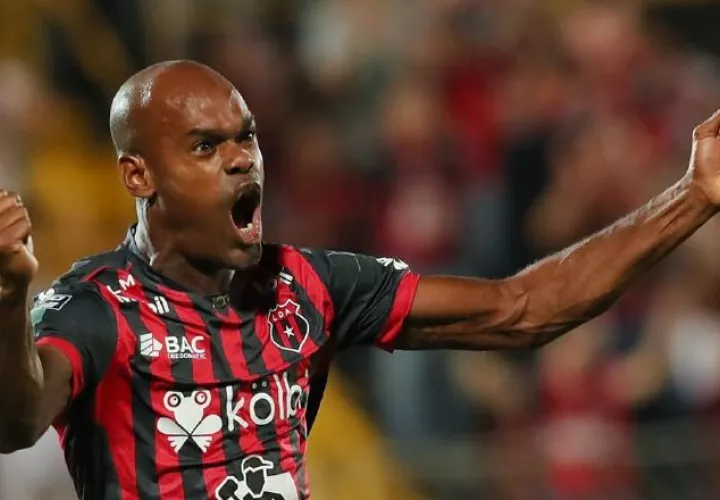 El panameño Adolfo Machado es central del Alajuelense. Foto:ldacr