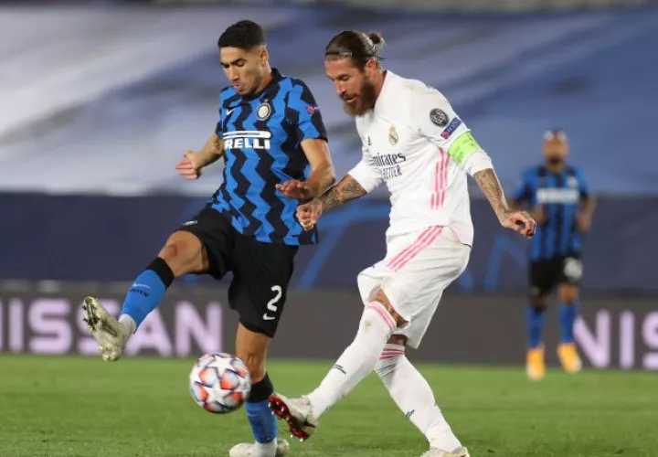 El defensa del Real Madrid, Sergio Ramos (d), despeja el balón ante el jugador marroquí del Inter de Milán, Achraf Hakimi. Foto:EFE