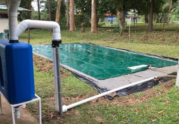 Se recoge el agua y pasa por un filtro para quitarle la basura,  de ahí llega a una cisterna o un tanque especial.