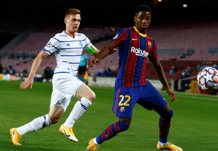El delantero del FC Barcelona, Ansu Fati (d), intenta controlar el balón ante el centrocampista del Dinamo de Kiev, Viktor Tsygankov. Foto:EFE