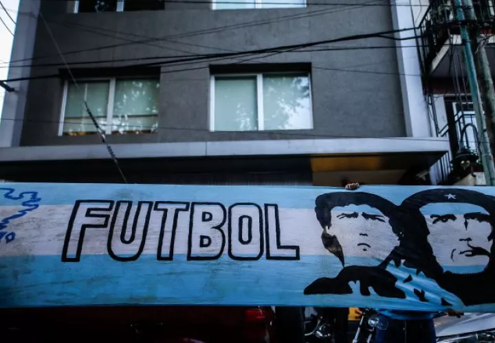 Fanáticos de Diego ponen carteles en la clínica donde se operó. Foto:EFE