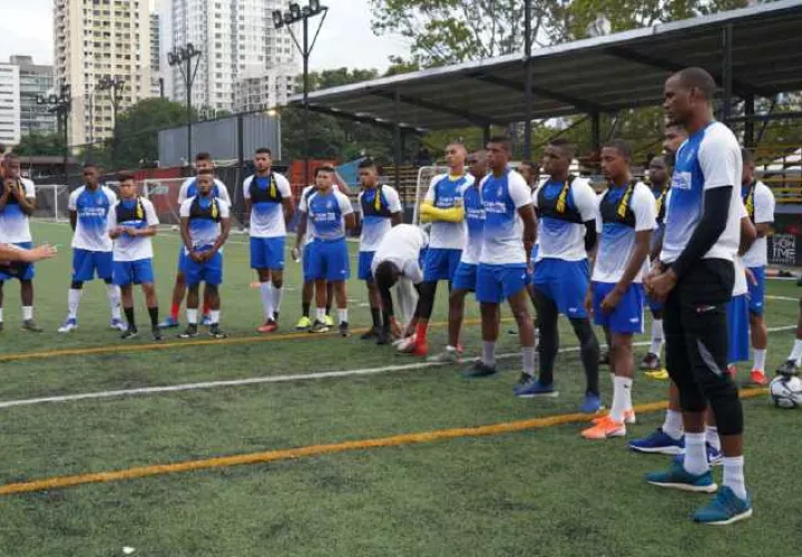 Dorian López (izq) del Sporting conversa con sus jugadores. Foto:Cortesía.
