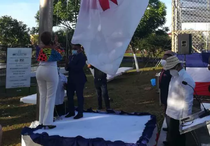 Gobernadora Dale hizo la Bandera Nacional.  
