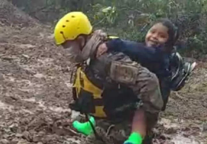 Niños son llevados a lugares seguros, donde sean atendidos. Mayra Madrid