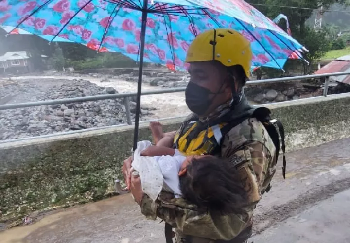 Niños y sus familiares han sido reubicados en los albergues. Foto Mayra Madrid