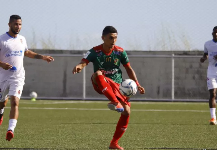 Richard Rodríguez de Sporting (izq.) intenta marcar a un jugador de Chiriquí. Foto:@LPF
