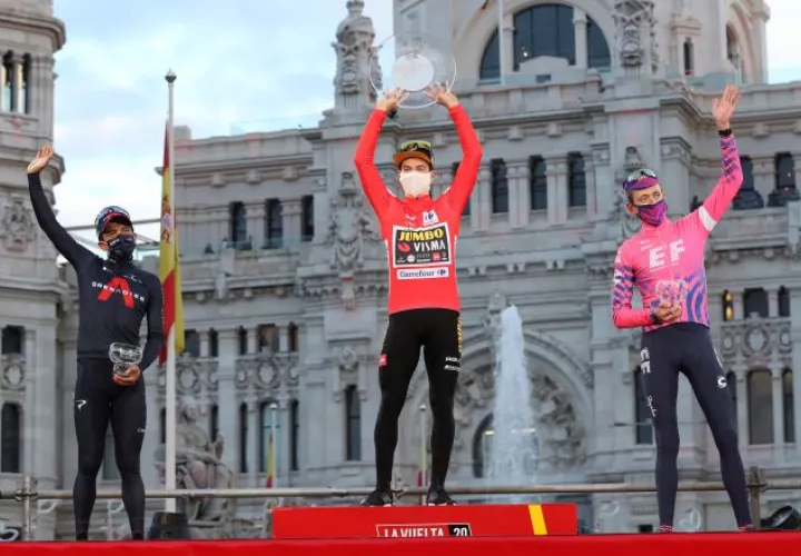 Primoz Roglic en el podium como ganador de la Vuelta España (cent.),  el ecuatoriano Richard Caparaz (izq.) , segundo clasificado y el  británico Hugh John Carthy (d) tercer lugar. Foto:EFE