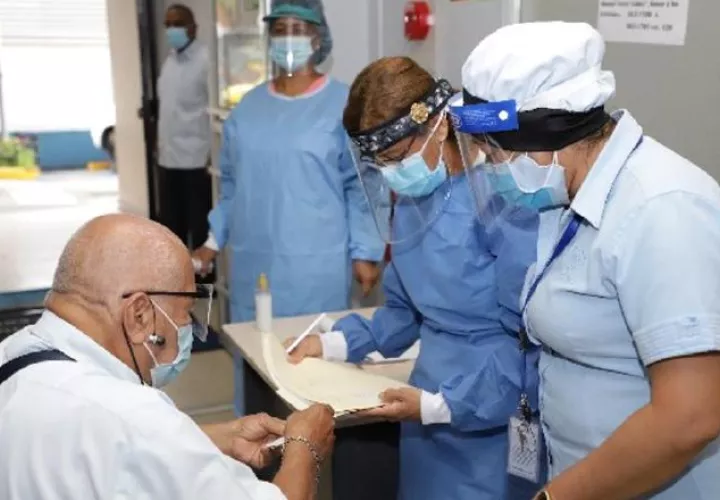 Pacientes atienden sus síntomas y molestias en la Clínica Post COVID.