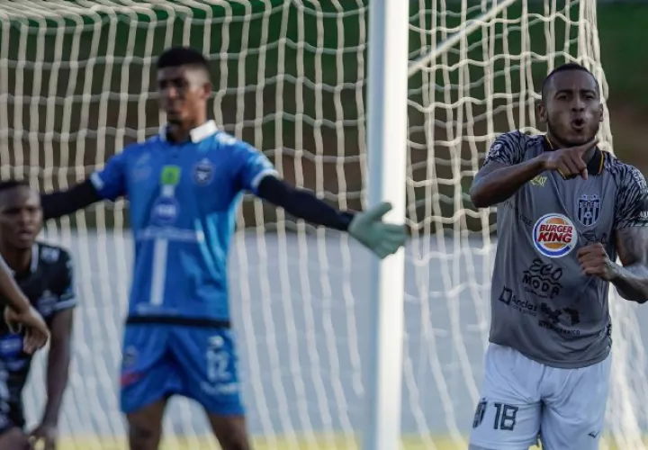 Alfredo Stephens del CAI (der.) festeja su gol ante Tauro.  Foto:@LPF