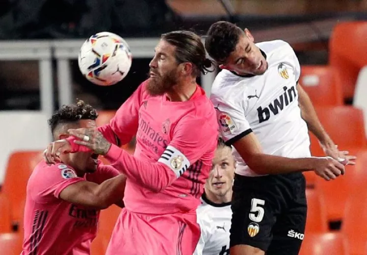  Los jugadores del Real Madrid, Mariano y Sergio Ramos, saltan junto a Paulista y Wass , del Valencia. Foto:EFE