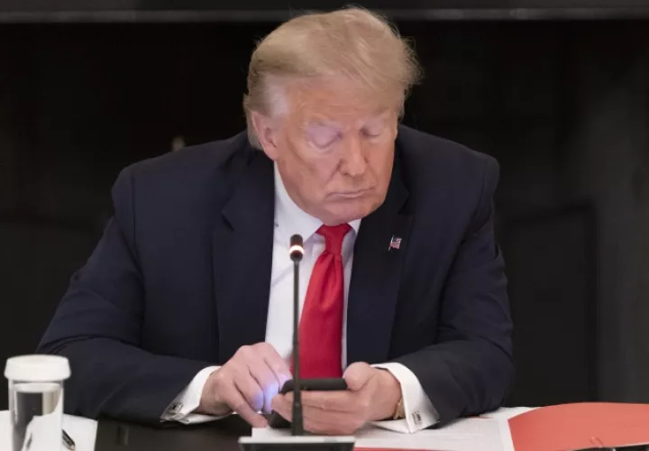 La avalancha de papeletas metidas en sobres ganó el pulso a los tuits de Trump, que había recurrido decenas de veces a Twitter para advertir, sin ninguna prueba, que el voto por correo favorecería el fraude electoral.