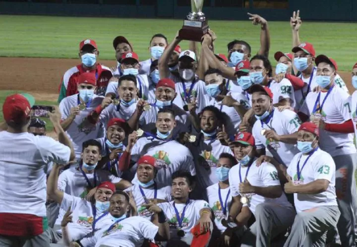 Jugadores de Chiriquí celebran su título en el béisbol mayor. Foto:Fedebeis