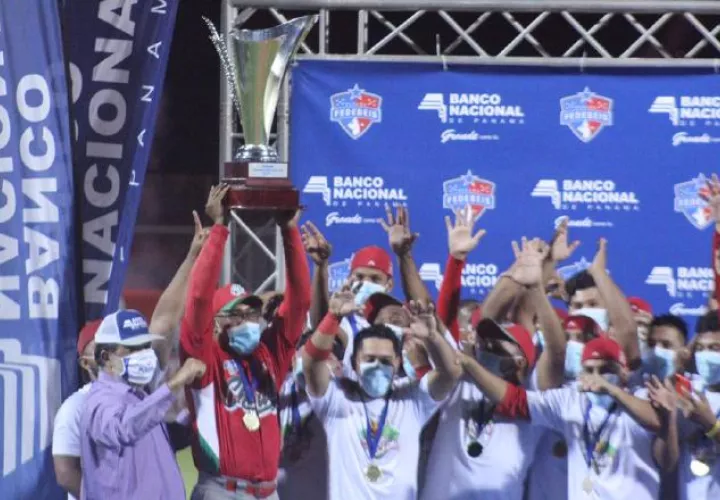 Carlos Louis levanta la copa de campeón.  Foto:Fedebeis