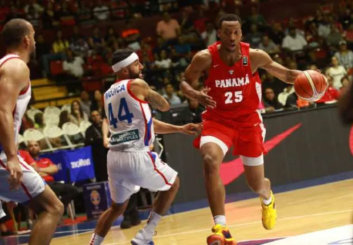 Akil Micthel de Panamá (der.). 