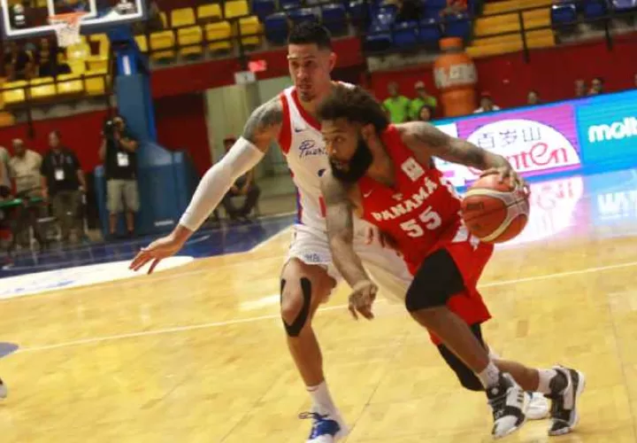 CJ Rodríguez de Panamá con el balón.