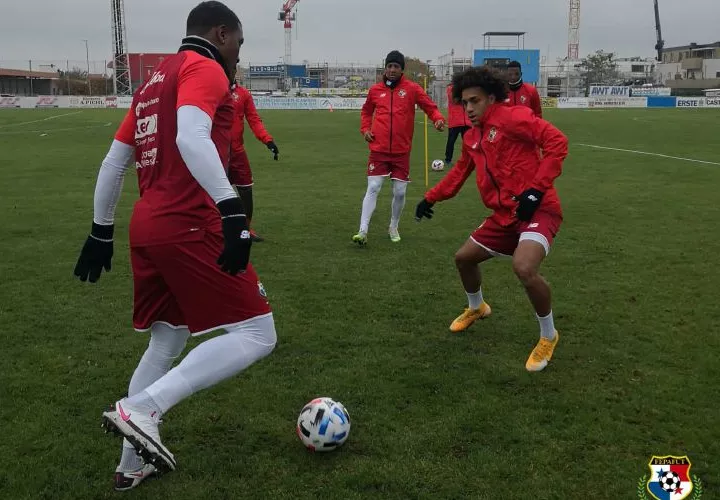 Adalberto "Coco" Carrasquilla (der.) en los entrenamientos de ayer de la selección. Foto:Fepafut