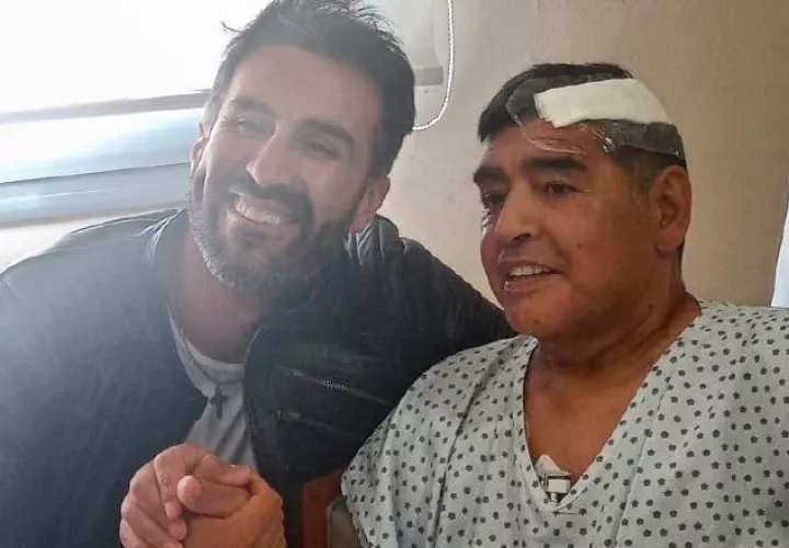 Diego Maradona (der.) y Leopoldo Luque. Foto:EFE