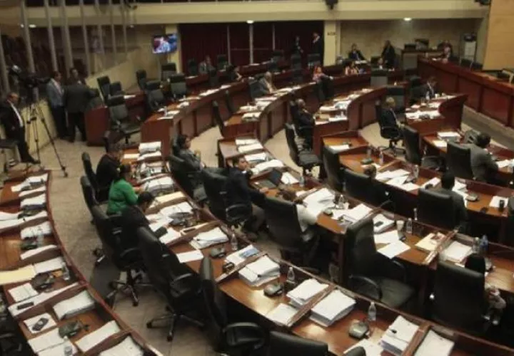 Según la Asamblea, esta planilla involucra a  más de mil funcionarios.