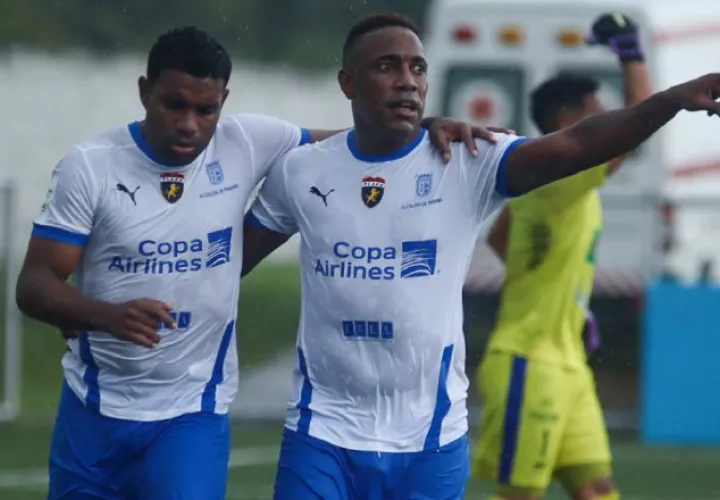 Luis Tejada (der.) festeja su gol con Ricardo Buitrago. Foto:@LPF