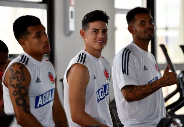 Jugadores de Colombia Jeison Murillo (i), James Rodríguez (c) y Edwin Cardona durante una sesión de entrenamiento en Barranquilla. Foto:EFE