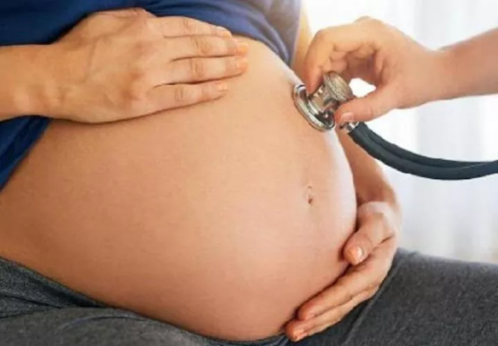 La mujer embarazada debe reforzar su alimentación y hacerla más balanceada. 
