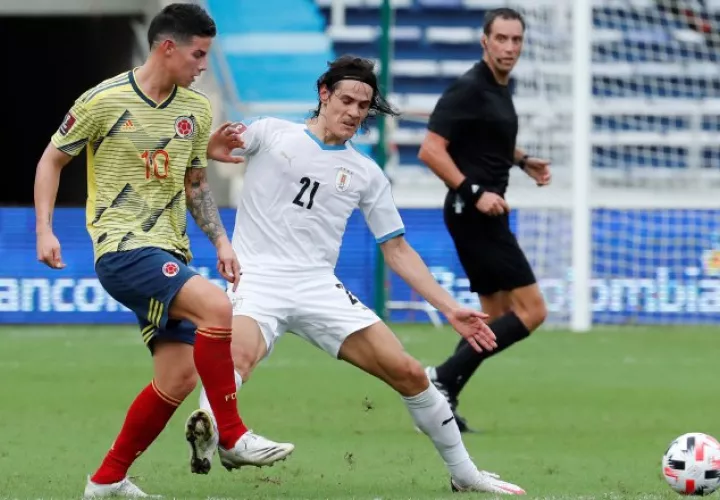 James Rodríguez de Colombia (izq.) y Edinson Cavani de Uruguay. Foto:EFE