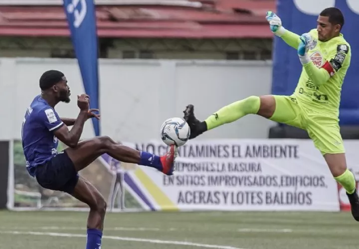 El portero del CAI, José Guerra, sale a disputar un balón contra un jugador del Árabe Unido. Foto:@LPF