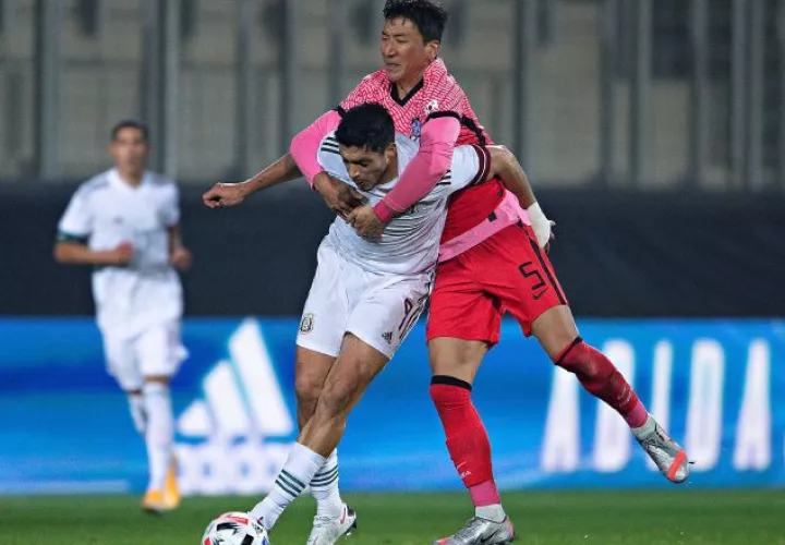  Raúl Jimenez (i), de  México, disputa el balón contra Jung Woo-Young de Corea del Sur. Foto:EFE